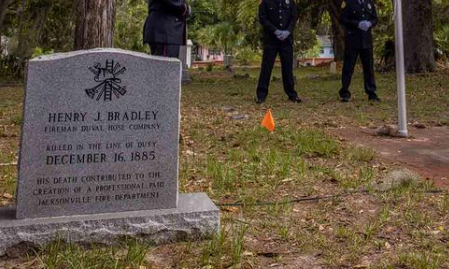 Tombstone of Henry Bradley